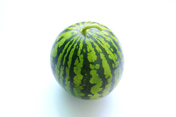 하얀 배경 위의 신선한 수박