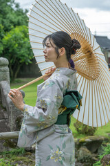 和傘と浴衣姿の若い女性　日本人