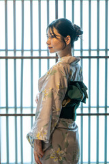 浴衣姿の若い女性　日本人