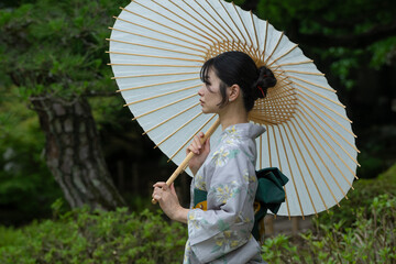 和傘と浴衣姿の若い女性　日本人