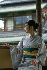 浴衣姿の若い女性　日本人