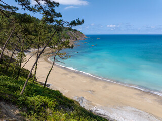 Playa turquesa de Asturias en verano en Espa&ntilde;a