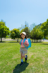 笑顔で歩く女の子の新一年生の通学シーン
