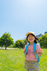 笑顔で歩く女の子の新一年生の通学シーン