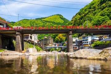 熊本県小国町の杖立温泉と赤い橋
