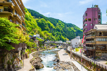 杖立川沿いに広がる温泉街と初夏の青空