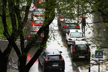 Coches con luces atascados en un día de lluvia en Madrid