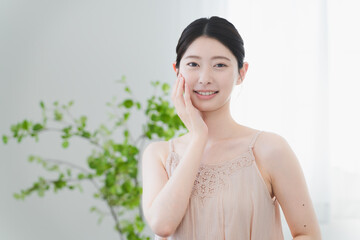 スキンケアをする若い女性　ビューティーイメージ