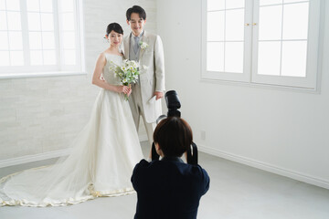 新婦と新郎を撮影するカメラマン　ウエディングイメージ