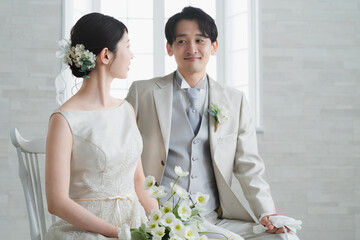 ドレス姿の新婦とタキシード姿の新郎　ウエディングイメージ