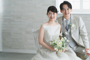 ドレス姿の新婦とタキシード姿の新郎　ウエディングイメージ