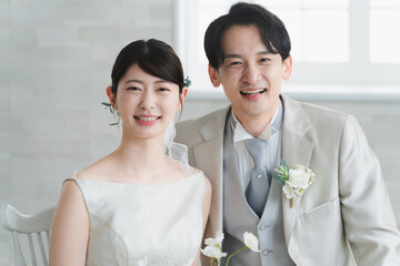 ドレス姿の新婦とタキシード姿の新郎　ウエディングイメージ