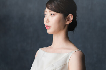 スキンケアをする若い女性　ビューティイメージ