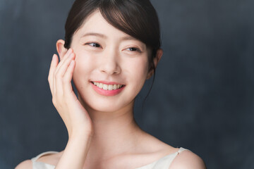 スキンケアをする若い女性　ビューティイメージ