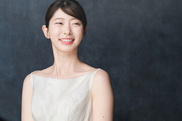 スキンケアをする若い女性　ビューティイメージ