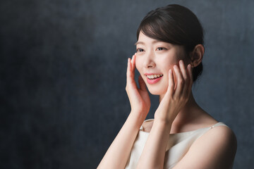 スキンケアをする若い女性　ビューティイメージ