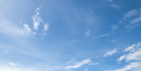 the sky is bright, the fluffy white clouds are quiet.