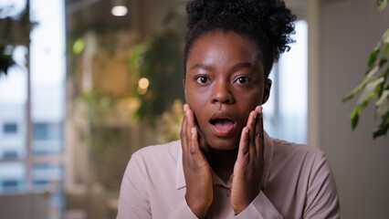Fototapeta premium African American business woman shocked businesswoman open mouth excitement amazing news ethnic girl manager employer student shock emotion fright expression excited wow afraid overhelmed in office