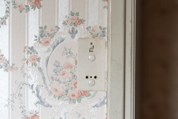 Ancienne prise électrique, prise électrique, électricité, normes, électricité à plombs