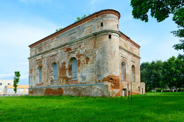 Fototapeta premium Old abandoned synagogue, Bykhov, Belarus