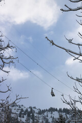 téléphérique dans les Alpes à Vaujany en pleine ascension