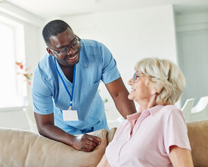 Obraz premium Doctor or nurse caregiver with senior woman talking and having fun at home or nursing home