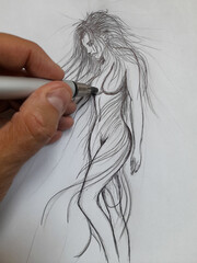 Artista che disegna una bellissima donna con la matita e la penna