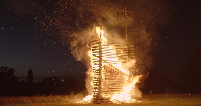 Johannisfeuer, Sonnwendfeuer in Bernried am Starnberger See, Oberbayern, Bayern, Deutschland, Europa