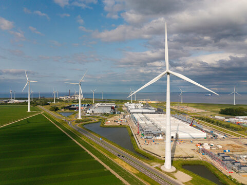 Wind turbines and datacenter construction in Eemshaven