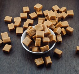사각 모양의 달콤한 카라멜, 간식
