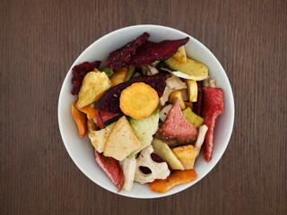 그릇에 담긴 다양한 채소과자