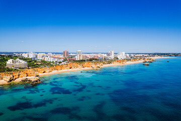 Portimão, miasto w zachodniej części regionu Algarve na południu Portugali, najpiękniejsza plaża w Europie Praia da Rocha z pięknymi klifami. Panorama z lotu ptaka © Franciszek