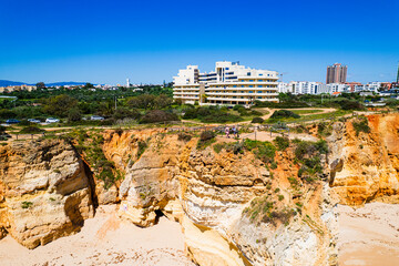 Portimão, miasto w zachodniej części regionu Algarve na południu Portugali, najpiękniejsza plaża w Europie Praia da Rocha z pięknymi klifami. Panorama z lotu ptaka © Franciszek