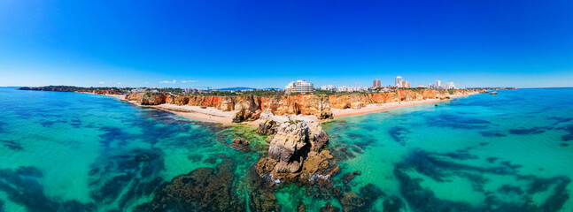 Portimão, miasto w zachodniej części regionu Algarve na południu Portugali, najpiękniejsza plaża w Europie Praia da Rocha z pięknymi klifami. Panorama z lotu ptaka © Franciszek