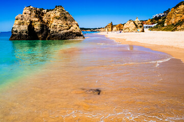 Portimão, miasto w zachodniej części regionu Algarve na południu Portugali, najpiękniejsza plaża w Europie Praia da Rocha z pięknymi klifami. Panorama z lotu ptaka © Franciszek