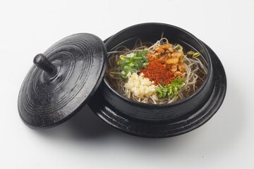 Kongnamul gukbap is a soup made by boiling rice and bean sprouts with various seasonings.
