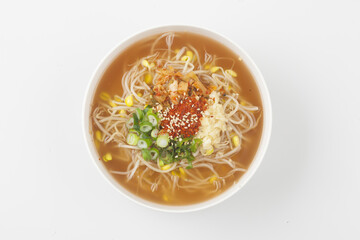 Kongnamul gukbap is a soup made by boiling rice and bean sprouts with various seasonings.