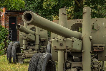 zwei Haubitzen der Artillerie aus dem Zweiten Weltkrieg