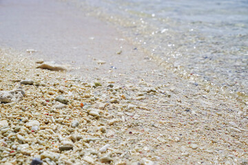 沖縄の珊瑚砂の浜辺と波打ち際