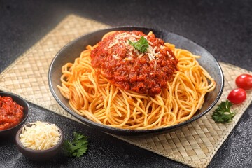 Spaghetti bolognese is a popular classic pasta dish. Using minced meat sauce with a combination of sauce and fresh, sour tomato paste