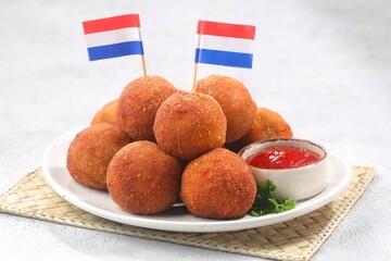 Indonesia, 2 Juni 2025. Bitterballen is the name of a type of food in the Netherlands. Bitterballen taste similar to croquettes, but are small round shapes about 3 to 4 cm