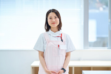 白衣とエプロン姿の女性