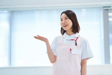 白衣とエプロン姿の女性