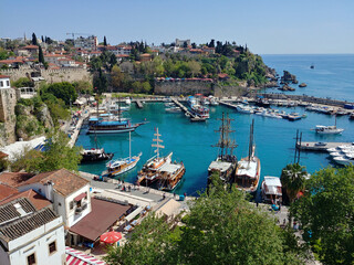 Obraz premium Harbor with many boats and a lot of people. The boats are of different sizes and colors