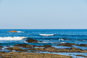 新宮市の岩礁と青い海の風景