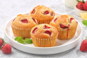 Strawberry muffins are a type of cake made from a mixture of flour, sugar, eggs, milk and leavening agents such as baking powder, with the addition of fresh strawberry pieces.