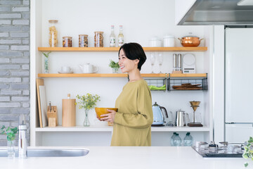 キッチンのミドルの女性