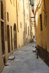 Obraz premium a narrow alleyway in Florence, Italy