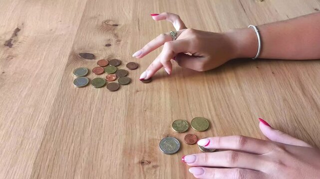 Contar dinero monedas sueltas en met&aacute;lico 