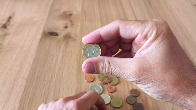 Monedas de 1 euro juega con la mano